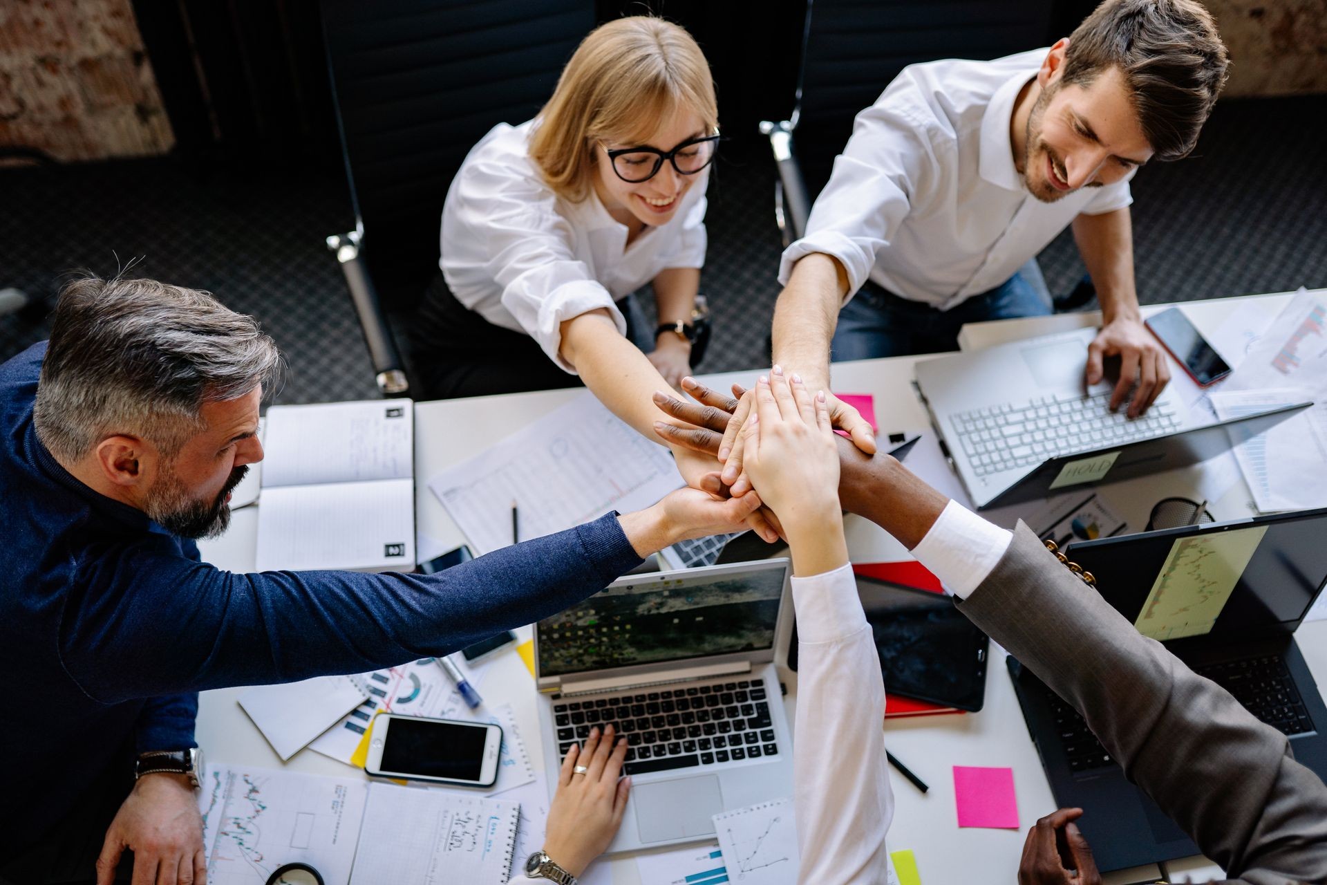 El equipo de Marketing Viral Plus trabajando junto