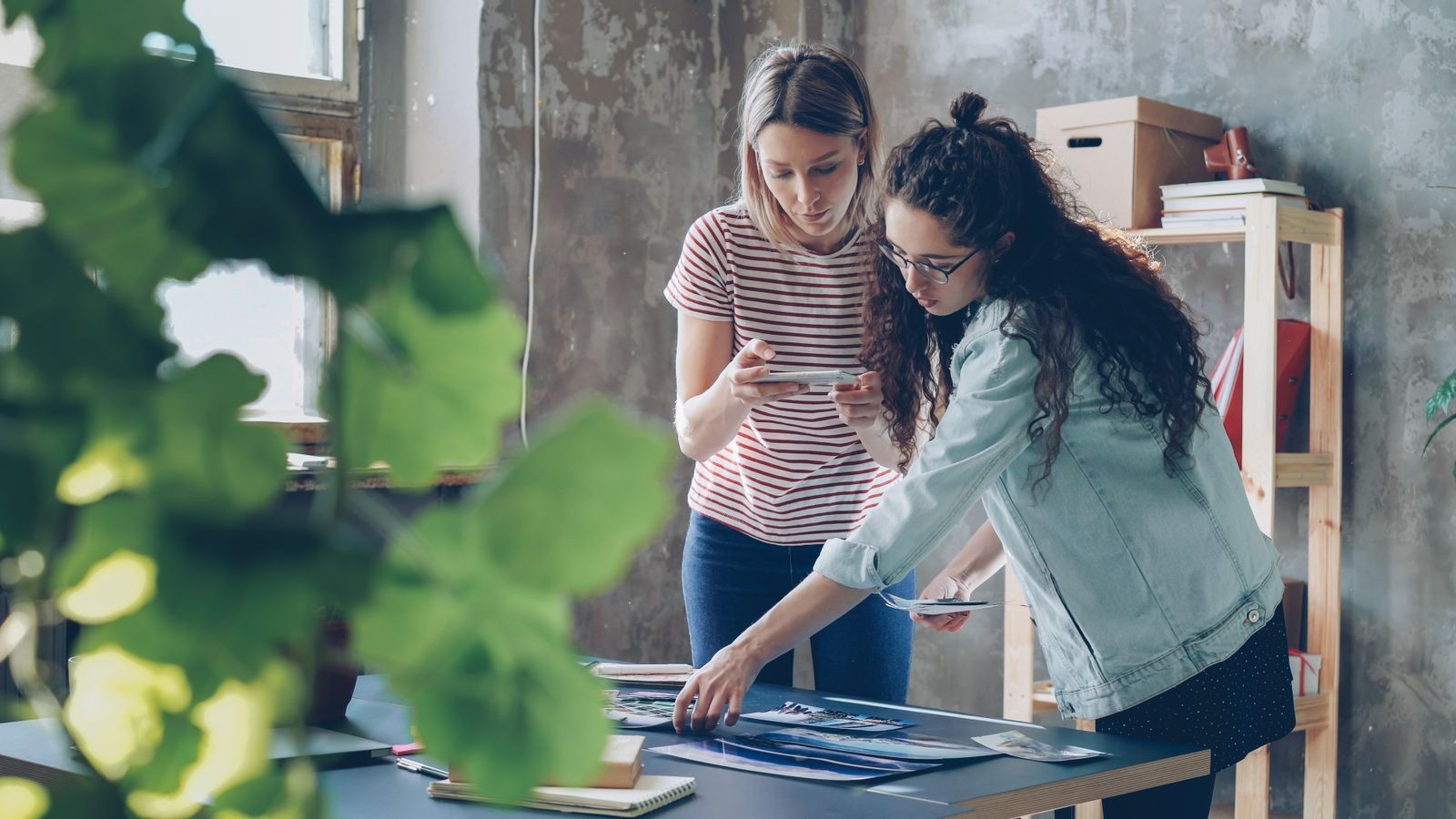 Diseñadoras del equipo revisando propuestas visuales en el estudio