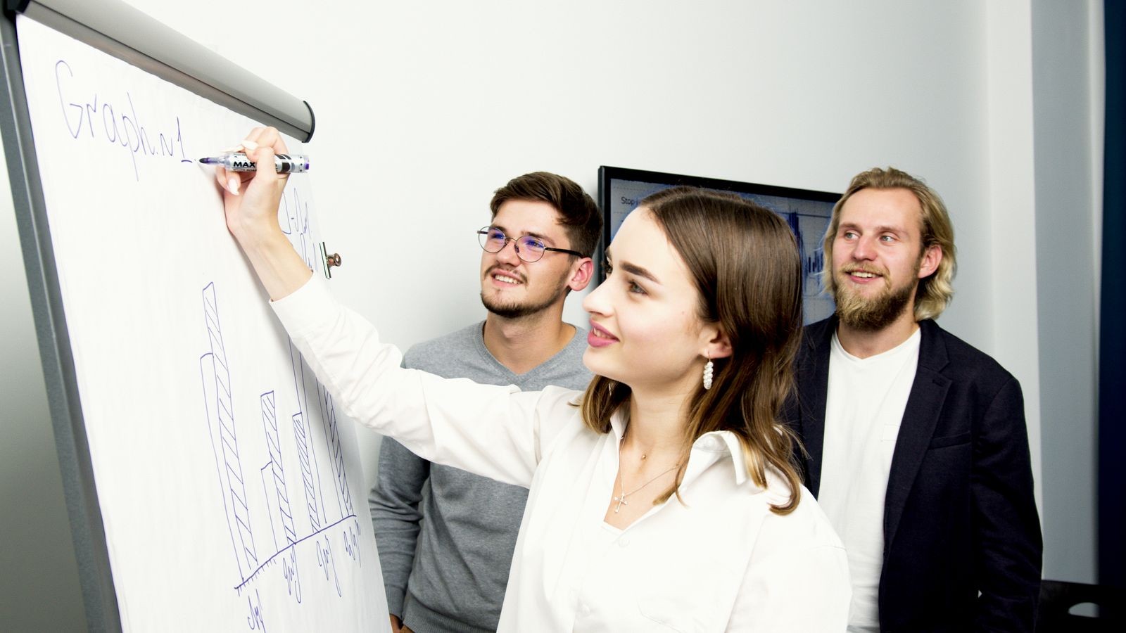 El equipo analizando datos y resultados de campañas en una sesión de estrategia